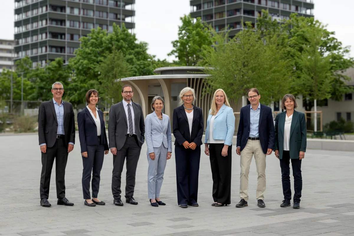 Der Stadtrat Uster steht auf dem neugestalteten Gerichtsplatz.